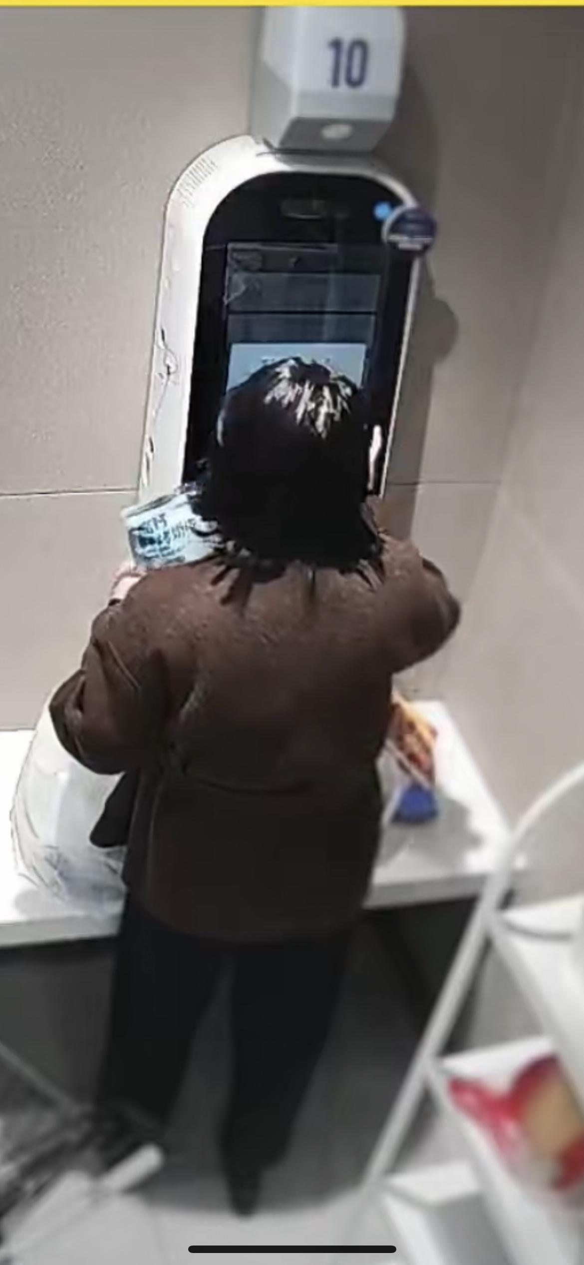 12月29日武汉光谷，自助结账“薅羊毛”16次，女子“省”下近万元后被刑拘。近日