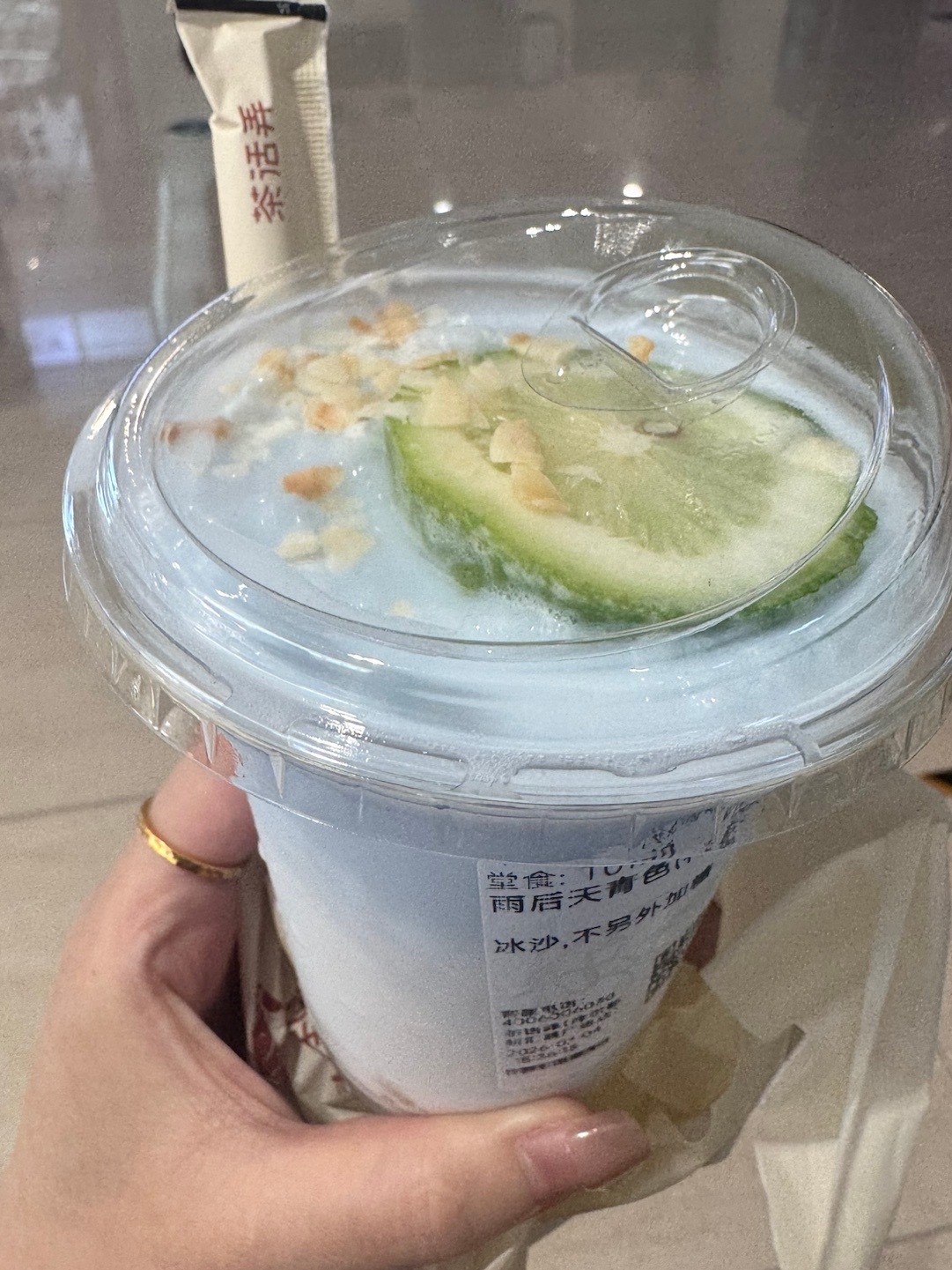 吃好吃的看小黄人漂亮奶茶倩倩宝带的郑州特产 雪王套盒和盲盒哈哈 