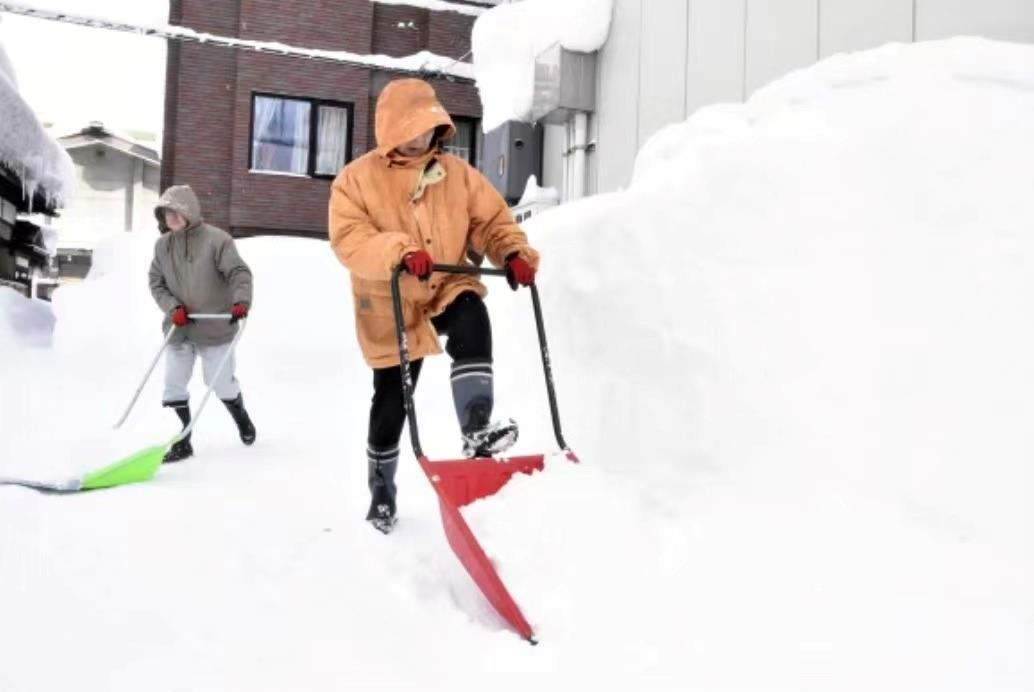【#日本持续强降雪已致30人死亡# 】据日本总务省消防厅发布的数据，截至当地时间