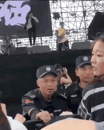 保安师傅承担了全部重击！