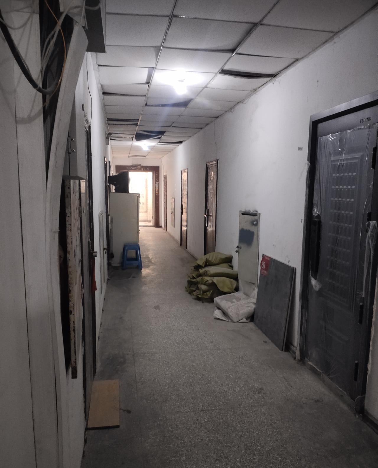 楼里的邻居搞装修，弄得乌烟涨气。满楼道都是灰尘，那噪音更不用提了，大中午电锯声贼