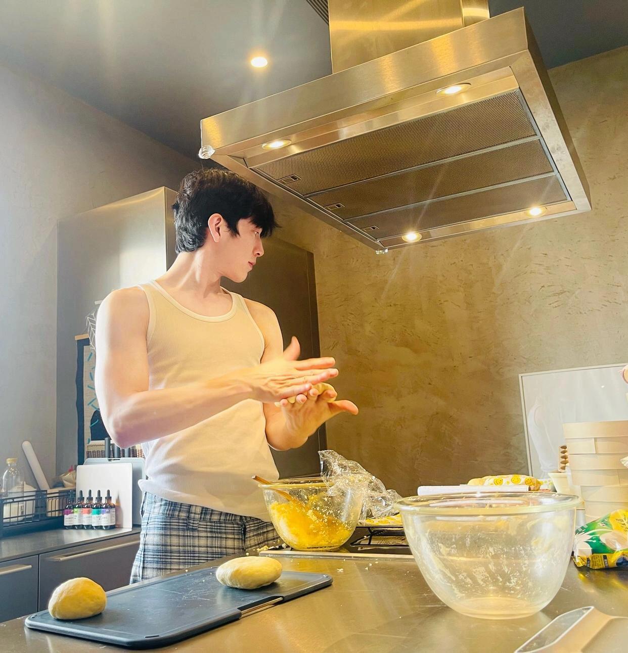 37岁井柏然的家，把极简美学刻进骨子里。全屋水泥墙自带清冷滤镜，高级感直接拉满，