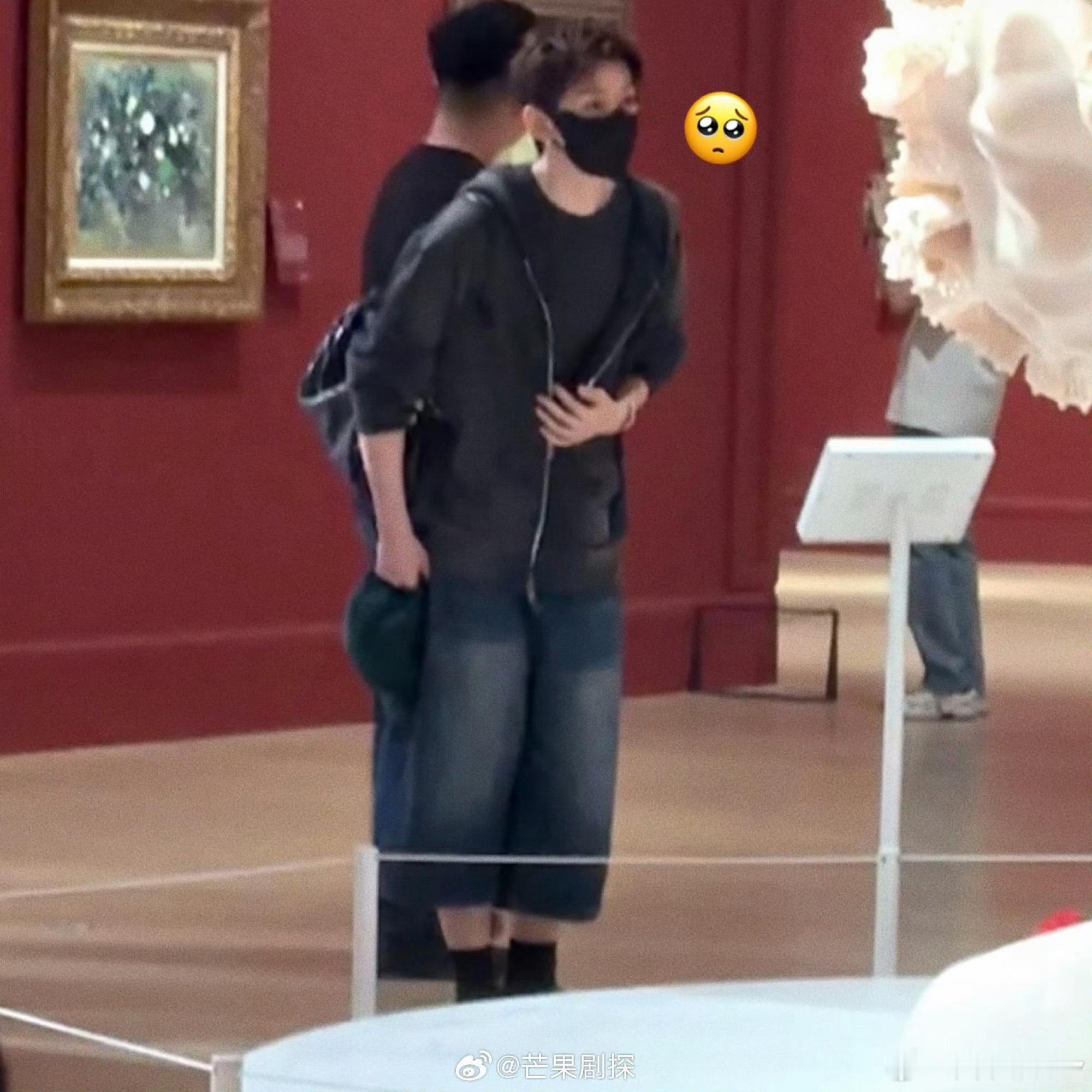 邓为南京看展邓为美术馆看展 网友偶遇邓为南京美术馆看展，这站姿太搞笑了，穿的是真