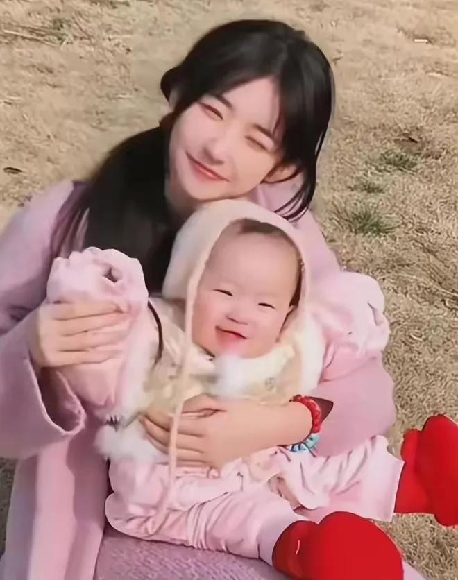 又一个小龙女诞生，还别说，真有点儿遗传基因在的。接下来看当事人怎么回应了。
此小