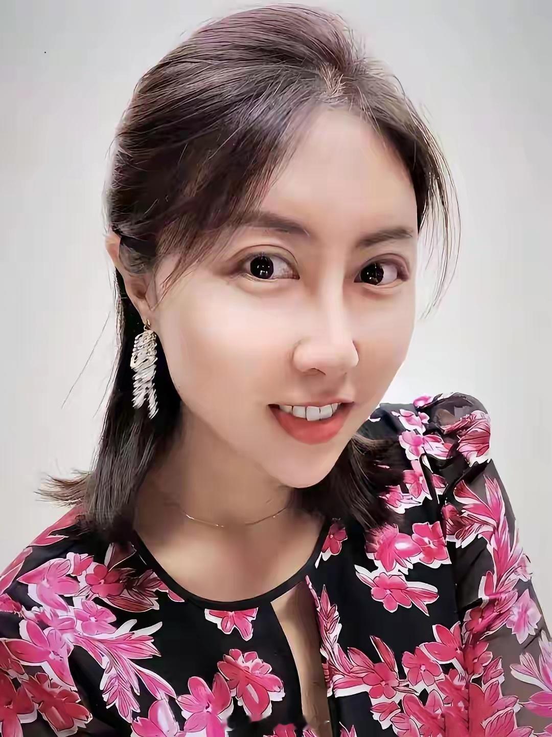 实事求是的说，贾浅浅挺漂亮。西安出生长大，在西北这颜值绝对算顶流。当然，昨天有颜