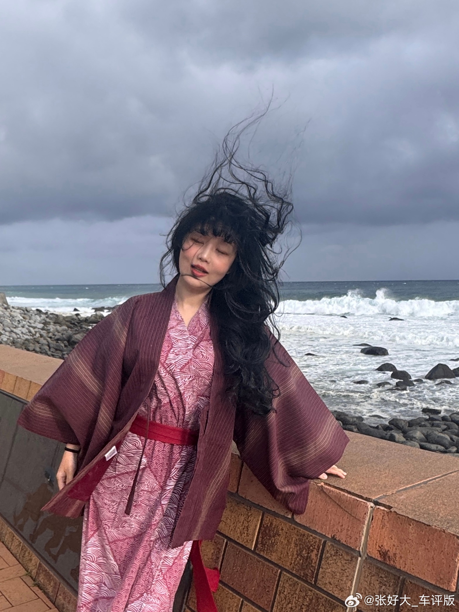 和老李漫步在伊豆海边。我让他给我拍两张美美的生日大片，他的作品如下：怎们办啊家人