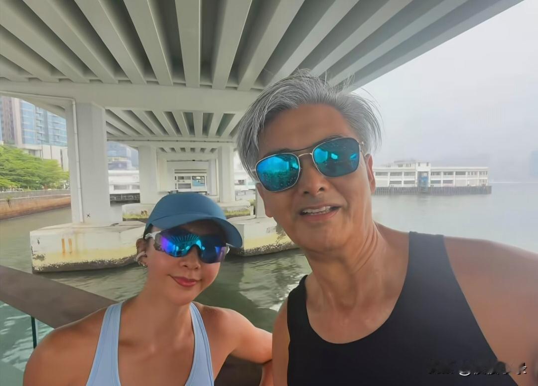 71岁周润发在香港晨跑被偶遇，他穿着一身黑色运动服，戴着大墨镜，身材高大，整个人
