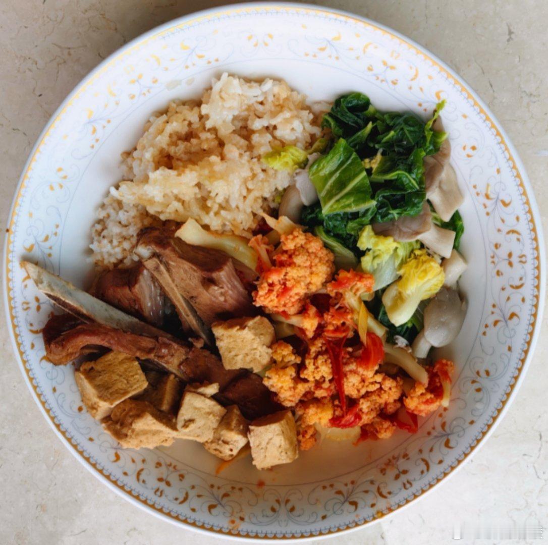 #这个问题吃什么# 炖一次肉加冻豆腐感觉有点麻烦，但是能多吃几次就比较划算了，发