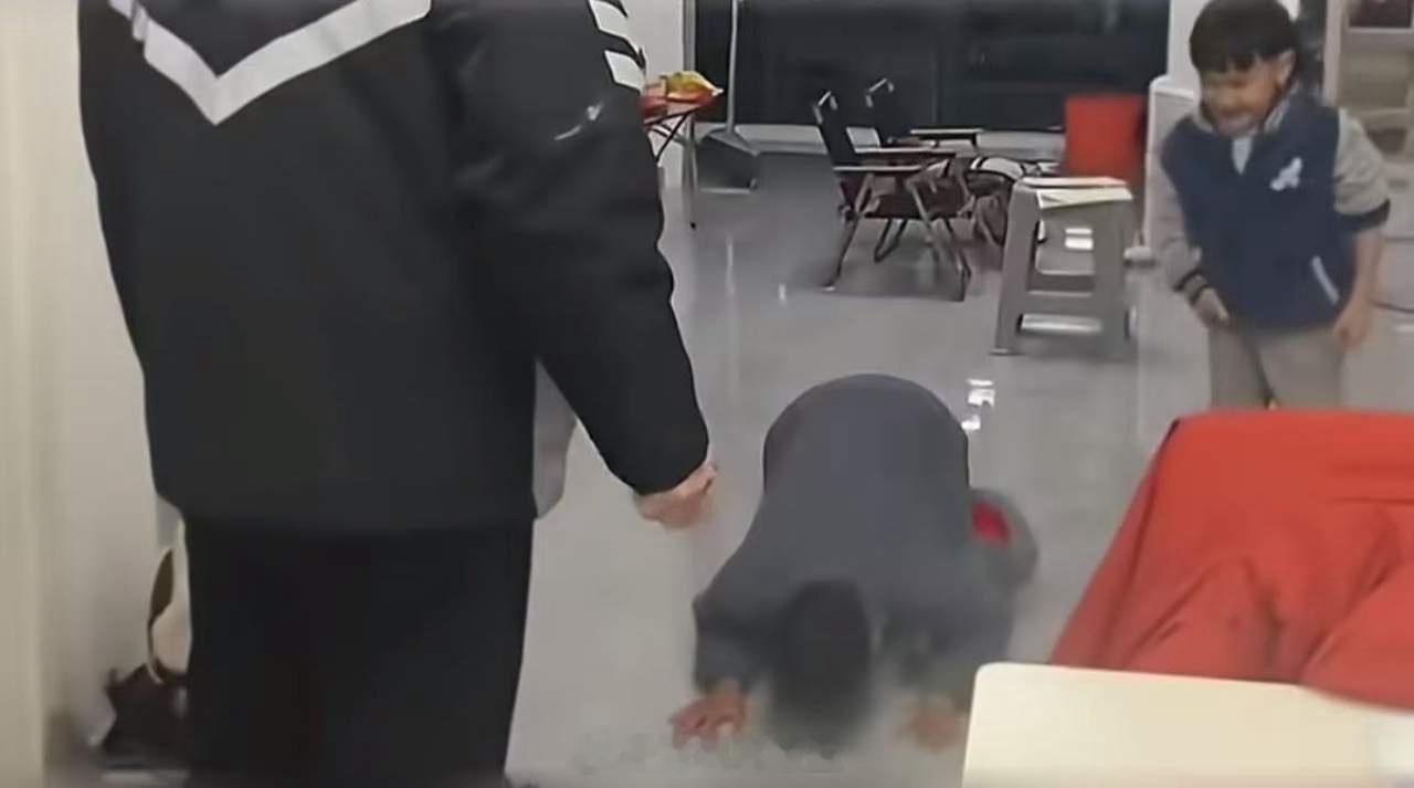 看哭了！安徽，一男子除夕夜晚饭后并没有在家陪妻儿，而是独自出门跑外卖。凌晨两点回