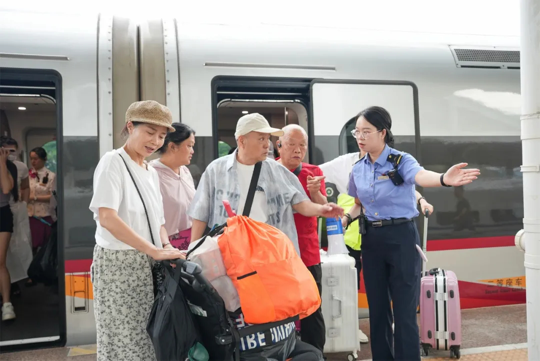 通行线·铁路【不再限定时段！60岁以上老人购买“敬”字车次火车票将享折上折】继今