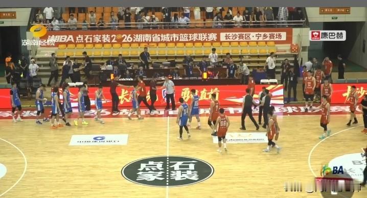 湘BA第十二轮 长沙VS 岳阳
5月15日晚上7点40分，一场激烈精彩的篮球比赛