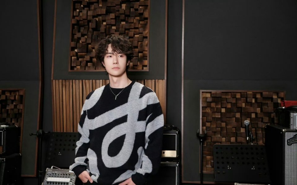 王一博灰黑毛衣小卷毛录音棚里的氛围感神图，小卷毛+毛衣，是心动的感觉💓 