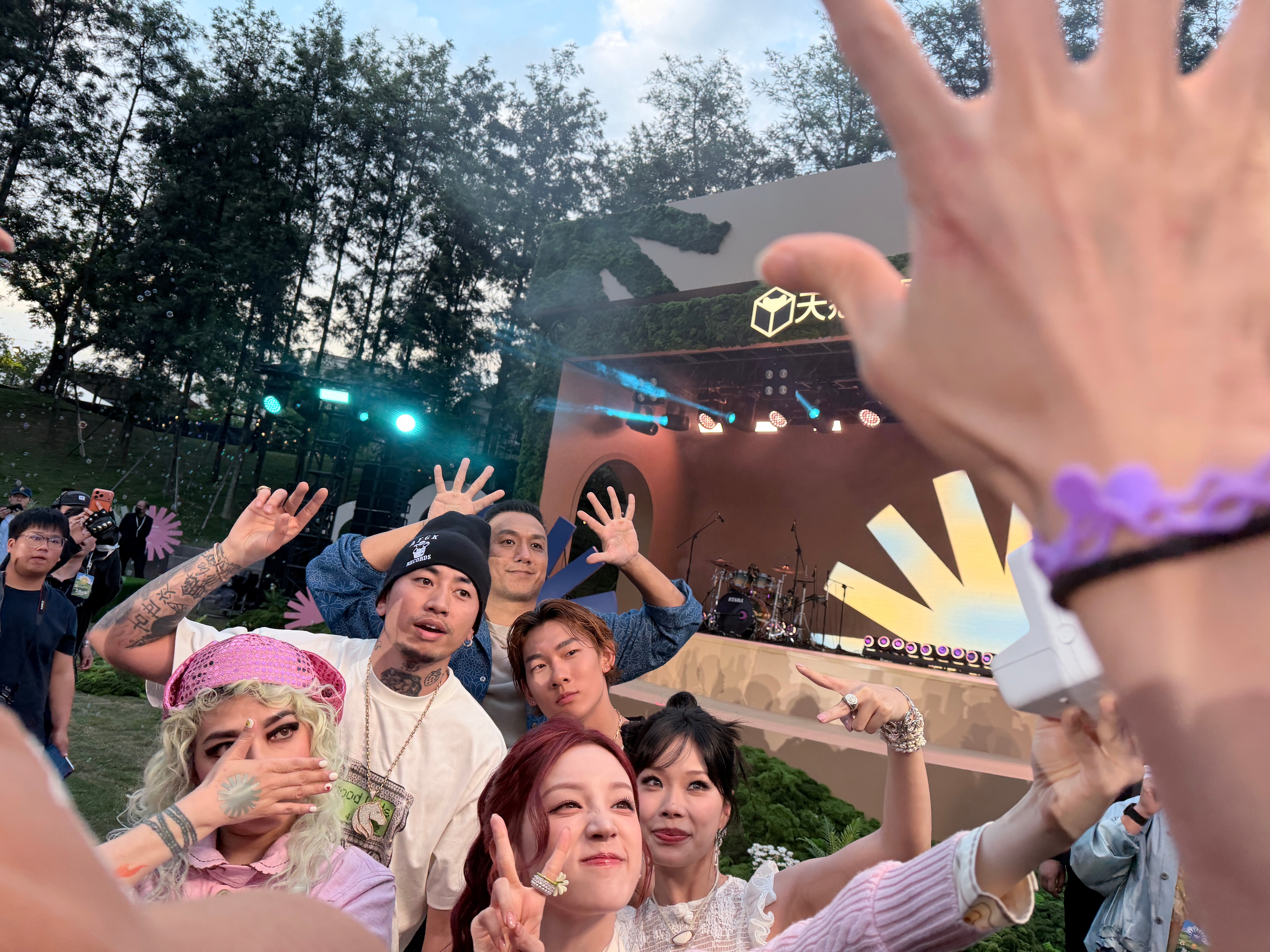 宋雨琦苏翊鸣马思唯合影宋雨琦、苏翊鸣、马思唯、黄觉、范晓萱、万妮达同框合影，好有