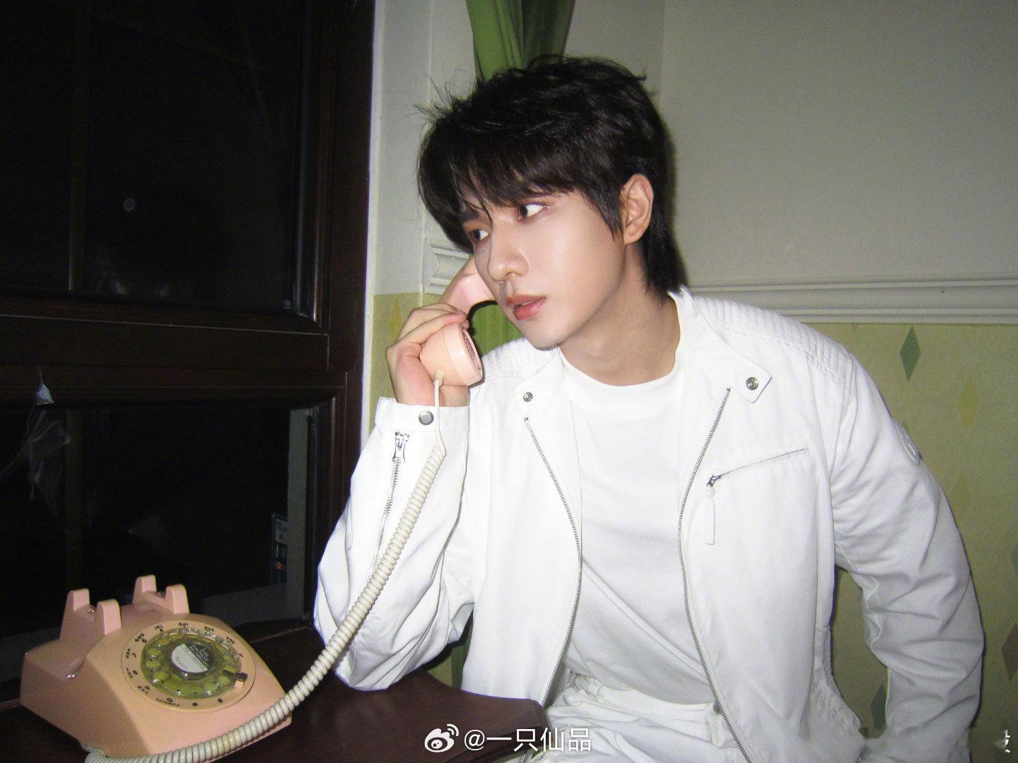 李宏毅深夜营业，祝大家新年快乐懂一下图5啊，估计小老虎现在开启舔屏模式啦新的一年