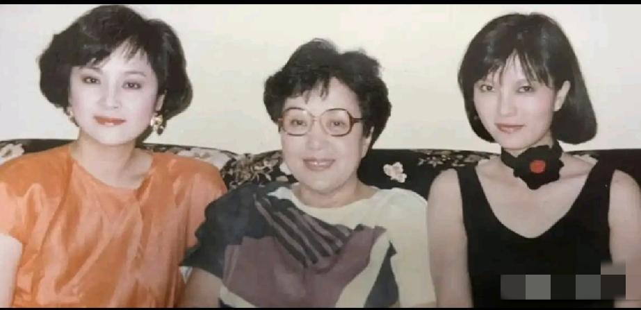 甄珍和父母及妹妹都是高颜值。
母女三人长的都很漂亮，爸爸也挺帅气的。
甄珍和妈妈