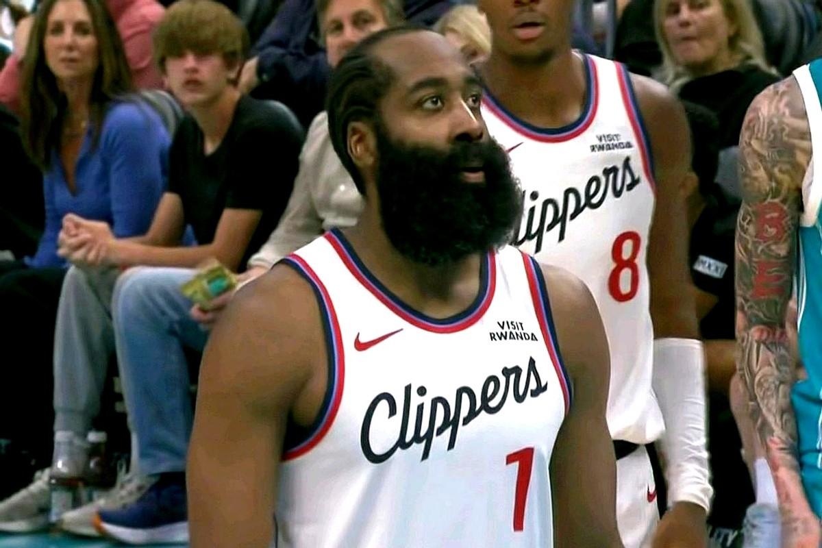 ba最恐怖的的得分盛宴诞生了！
眼瞅着队里全是伤兵，一个36岁的人就只能自己站出