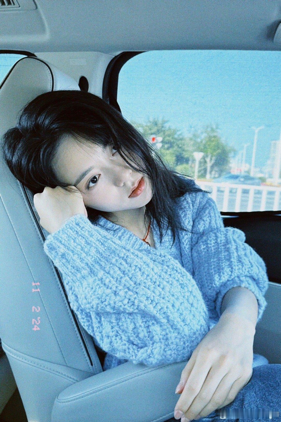 #赵今麦# 蓝色的滤镜 慵懒的躺在车靠椅上 显得像成熟一点的小女人 但又清新脱俗