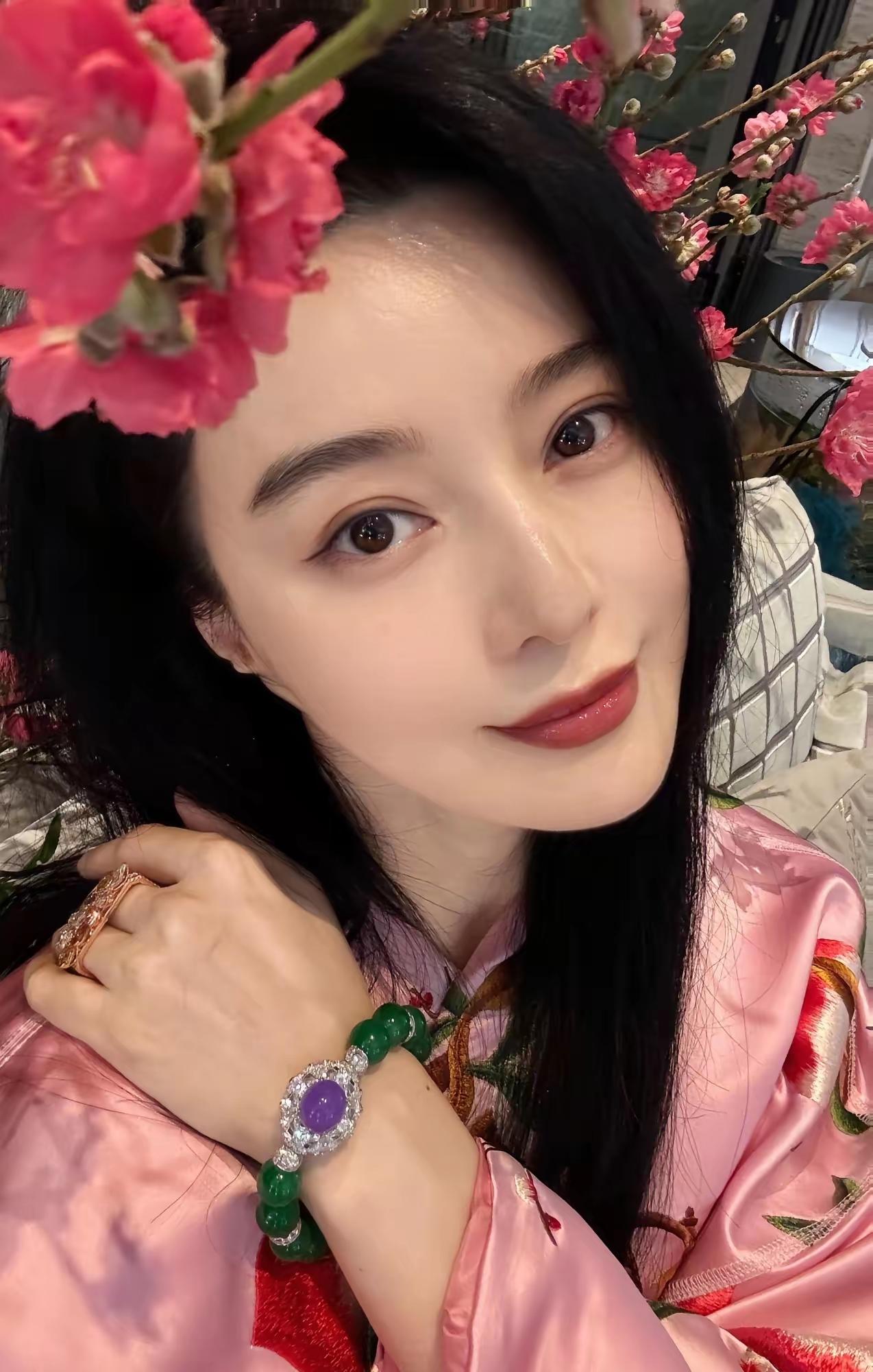 当年的红毯女王，这颜值是真高啊！
 
大年初一，她晒出一组新春美照，整个人状态好