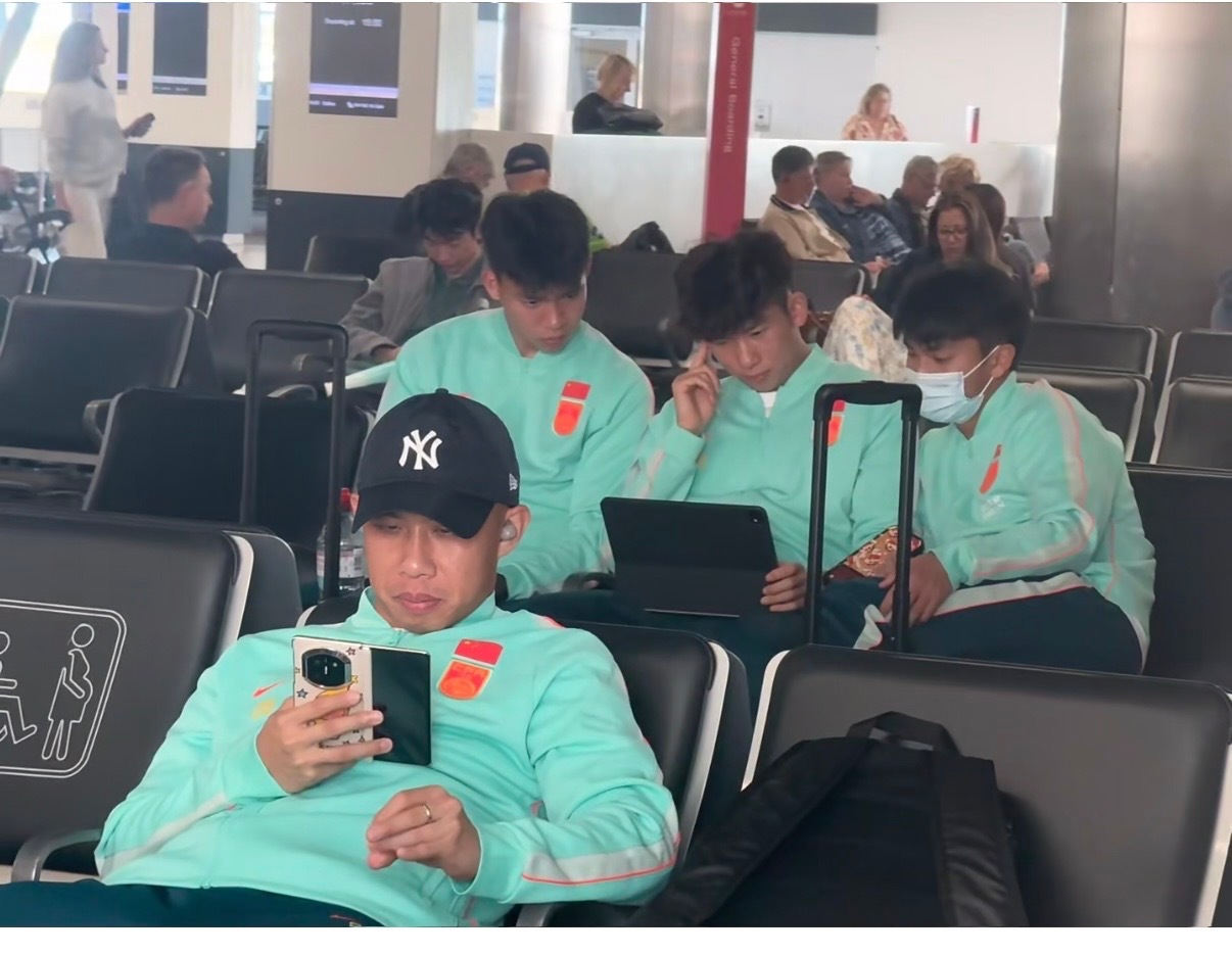 商务男带小孩belike 