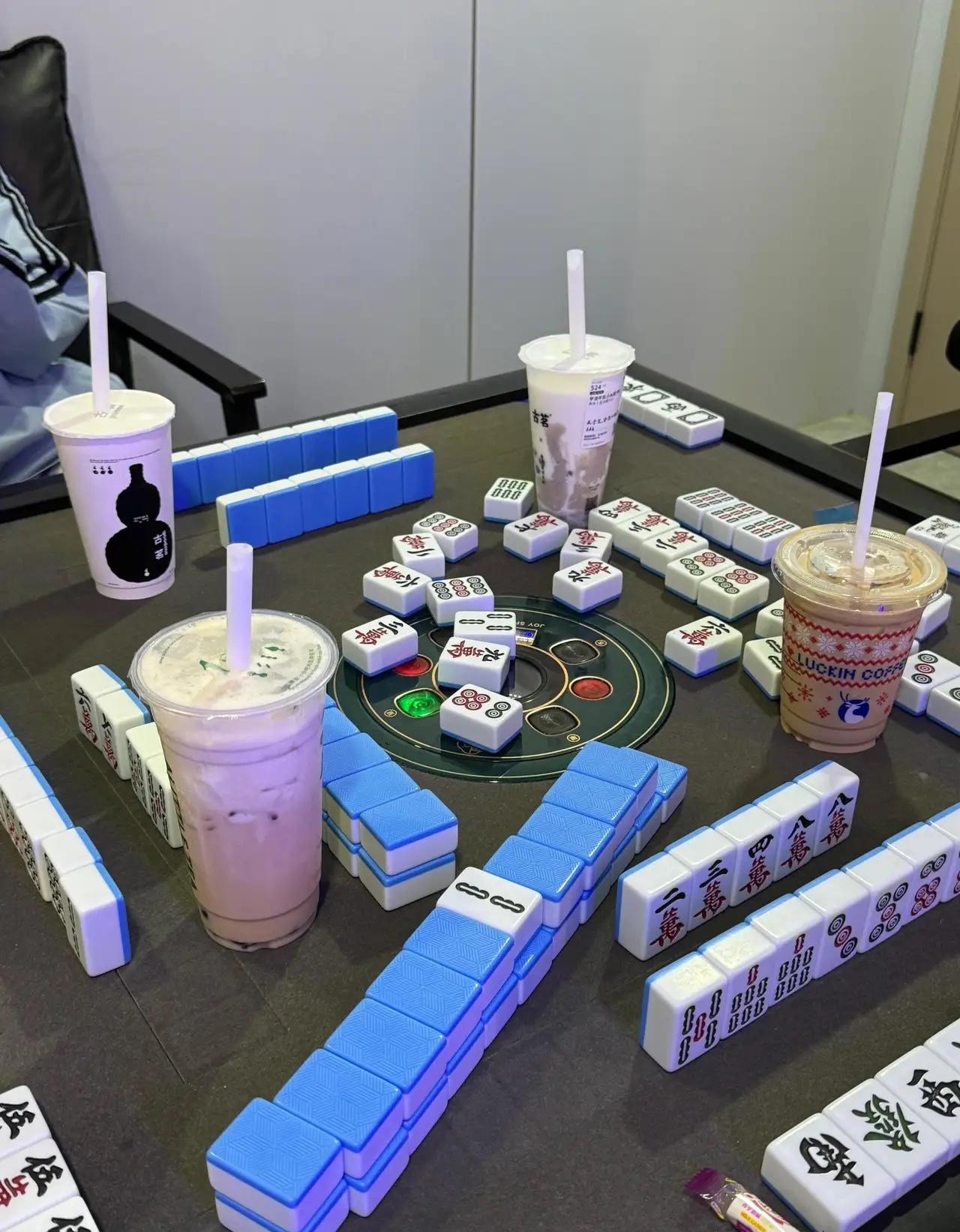 你发现了没有 ，麻将馆里有个很奇怪的现象。

推开门，那股熟悉的空气就扑了过来—