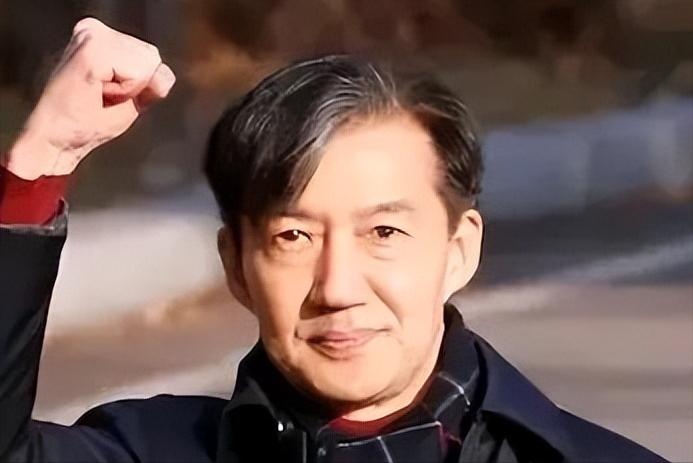 曹国8月15日特赦出狱。他最想见的人不是妻子，也不是李在明，而是亲手将他送进监狱