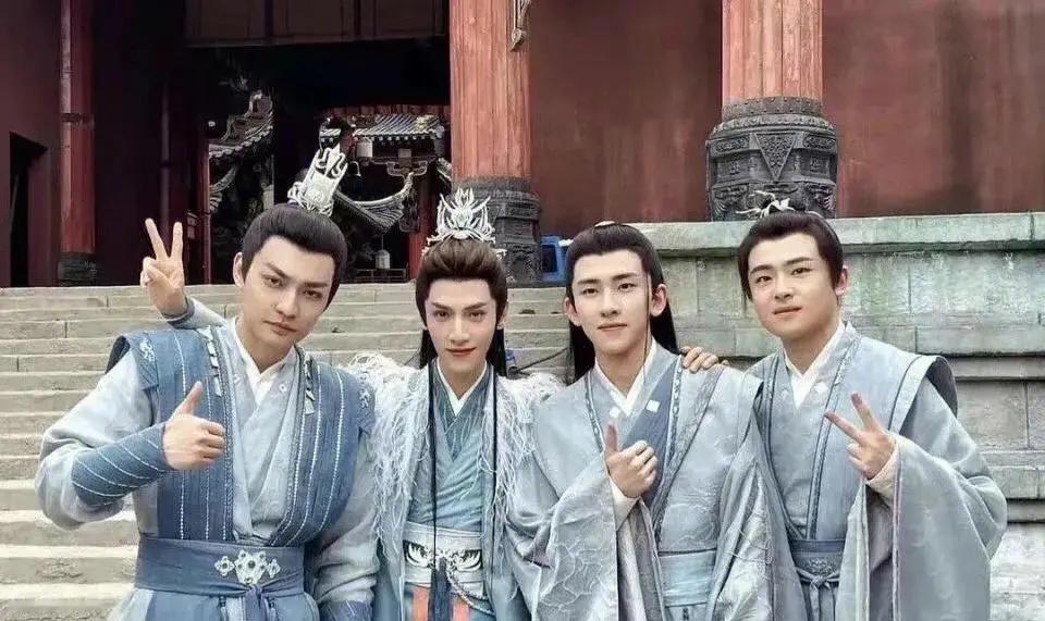 罗云熙现在基本都在古装圈混，之前他曾尝试转型，演了很多现代剧，结果大部分都扑了，