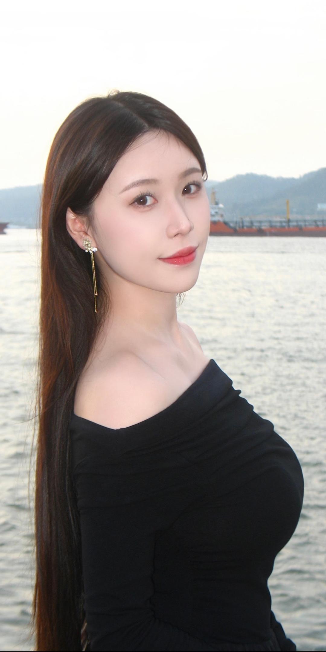 水天一色间，佳人似画来。