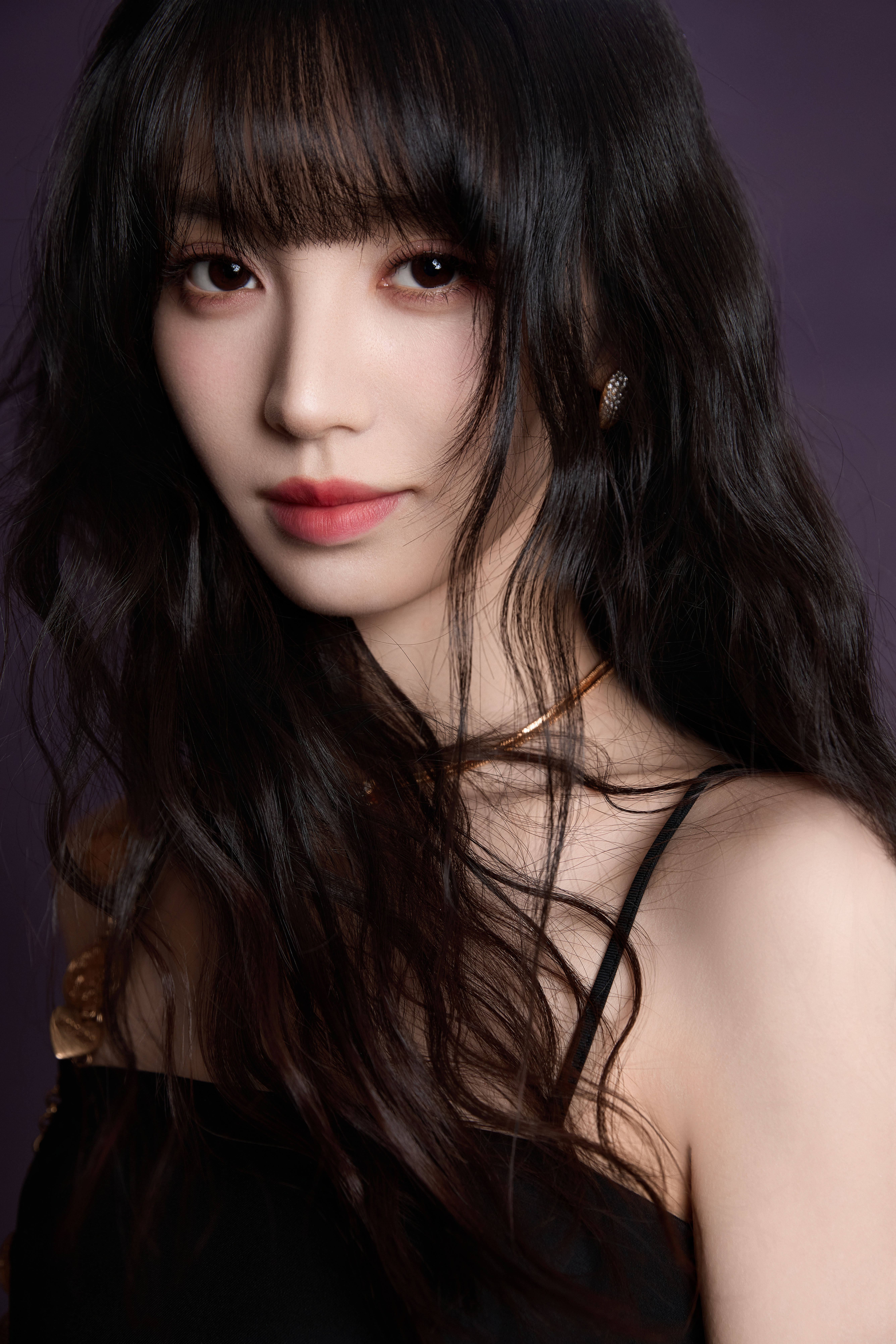 田曦薇 乌黑卷发衬得眉眼愈发灵动，眼波流转像藏着银河，红唇轻抿自带氛围感，又美又