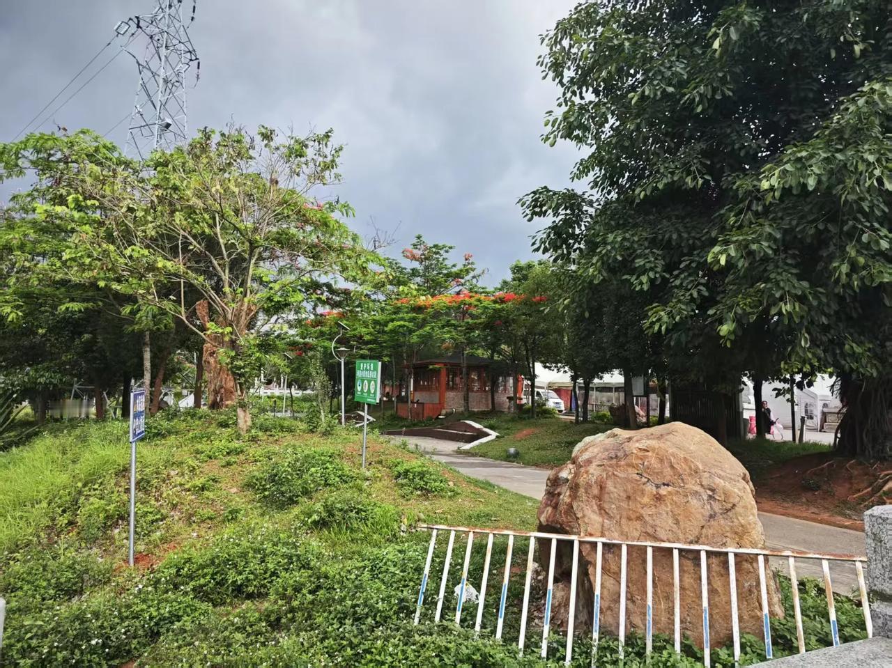 被大鹅打怕的族群，只会跪舔侵略者。
     而跪舔者还可以肆无忌惮的嘲讽战斗者