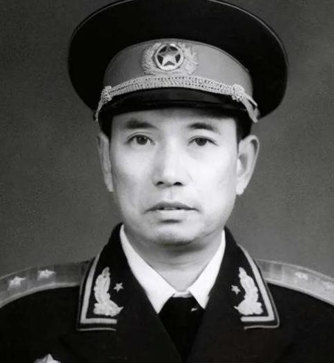 1982年，开国少将尤太忠视察部队，见一副团长好生眼熟，暗骂一句大事不好，立刻打