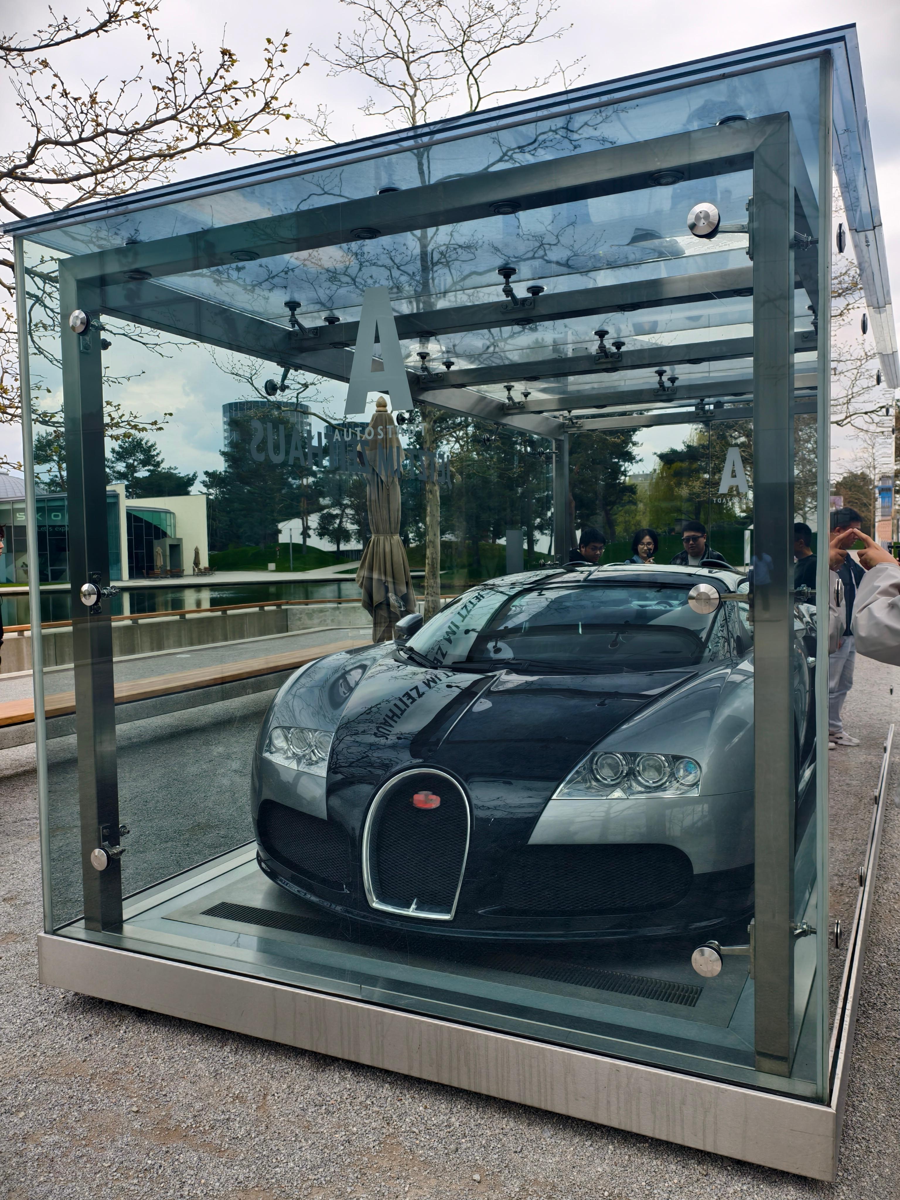 1120万的布加迪威龙在汽车城里就是随意摆在路边的程度！这合理吗？卷妹的唠嗑我与