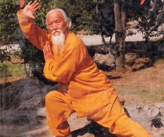 1945年，美国人设擂打死打伤许多国人后，一老头意外冲上台：我来打败你！他是何来