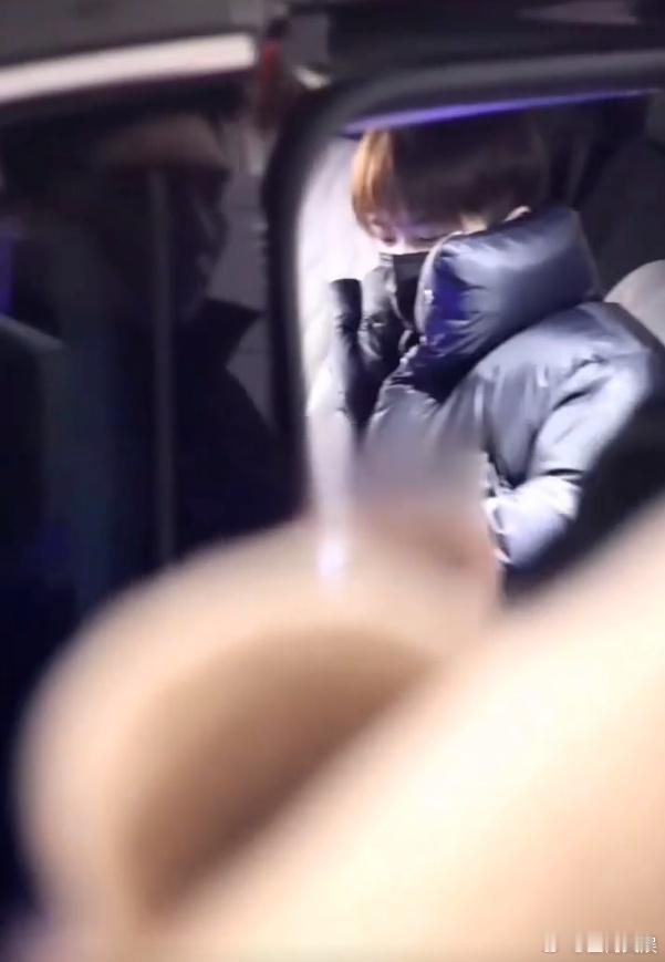 檀健次黑色羽绒服造型  檀健次顺毛上班路透  凌晨时分，檀健次以黑色羽绒服造型亮