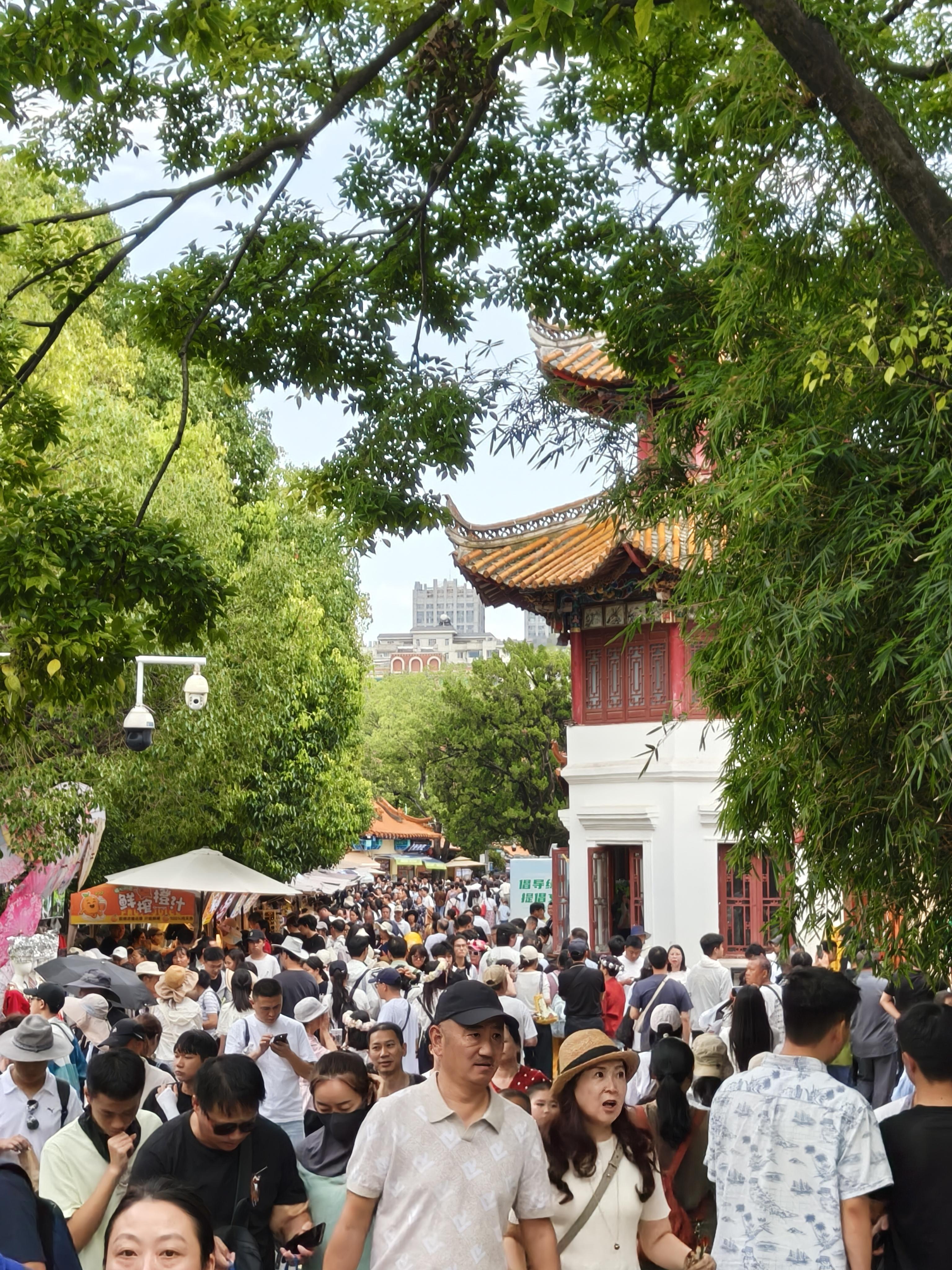 今天中午去吃了非常好吃的正宗猪脚饭和肠粉，下午去翠湖散步遇到突然强降雨，找了家店