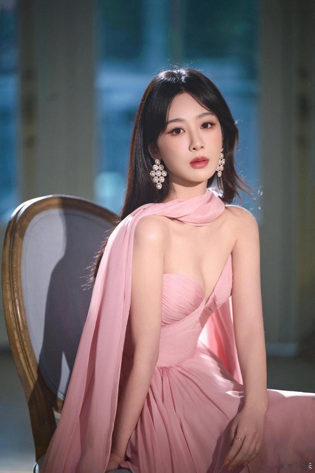 杨紫[超话]   杨紫身着一袭粉色礼服，搭配一条同色系长飘带，美得宛如画中走出来