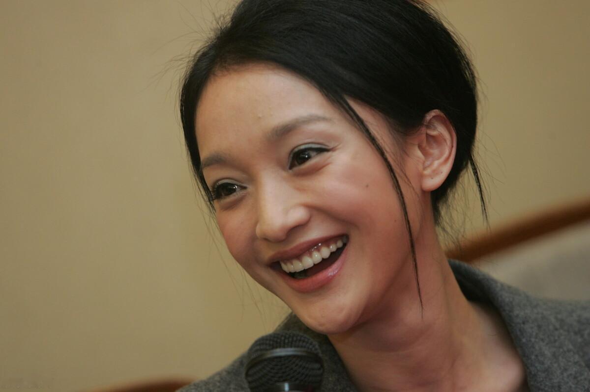 在影视界，我们就佩服著名演员周迅！
周迅是华语影坛第一位金鸡奖、金像奖、金马奖三