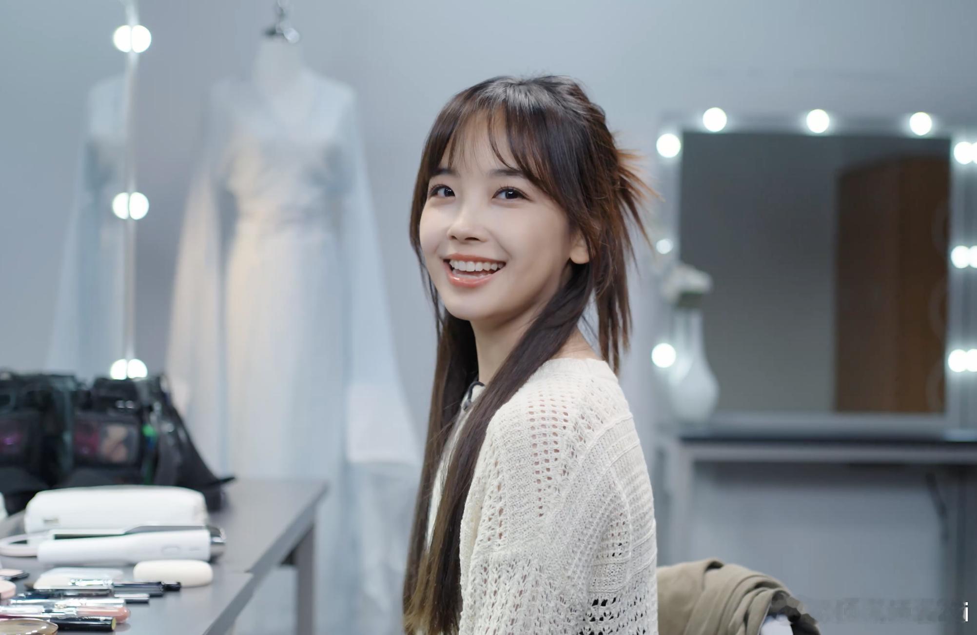 今天也是想和王冰冰做同事的一天爱上王冰冰的N个瞬间王冰冰在鸿蒙星光盛典的探班vo