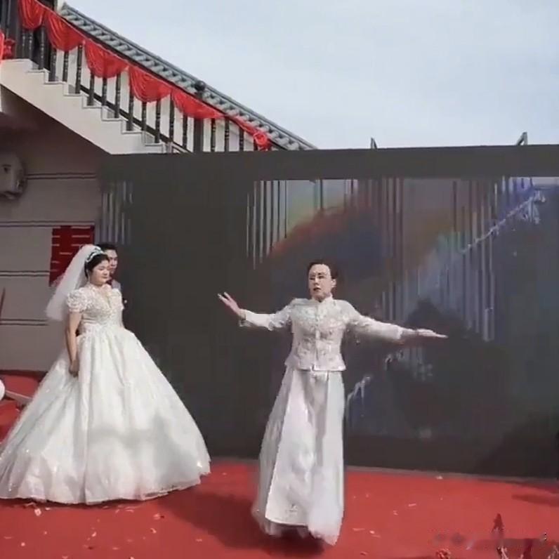 一位喜婆婆在儿子的婚礼仪式上增加了一段自己表演的舞蹈，但是广场舞的水平在这里表演