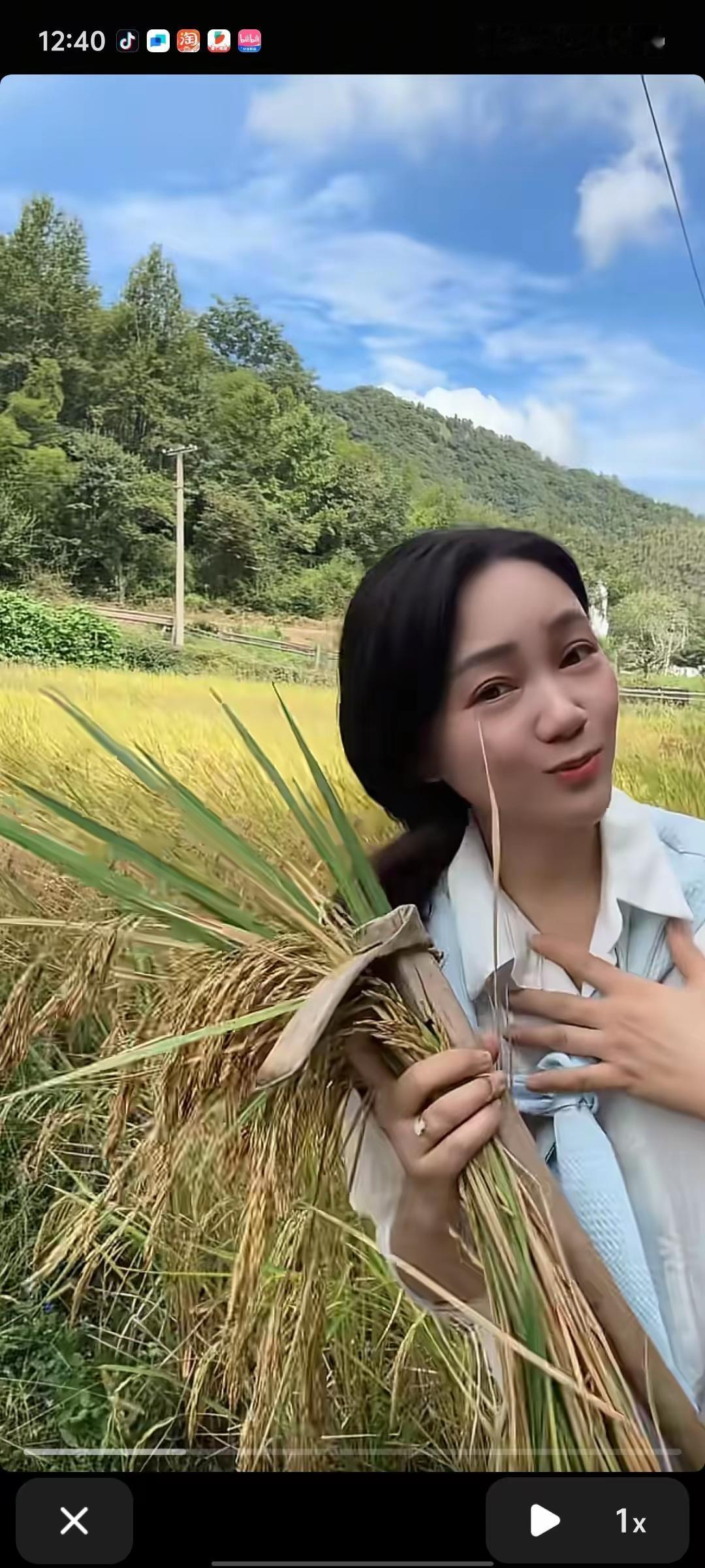 安徽台的周群也太有意思了！人家割稻子都用镰刀，她手里拿的居然是锄头！

用诗人徐