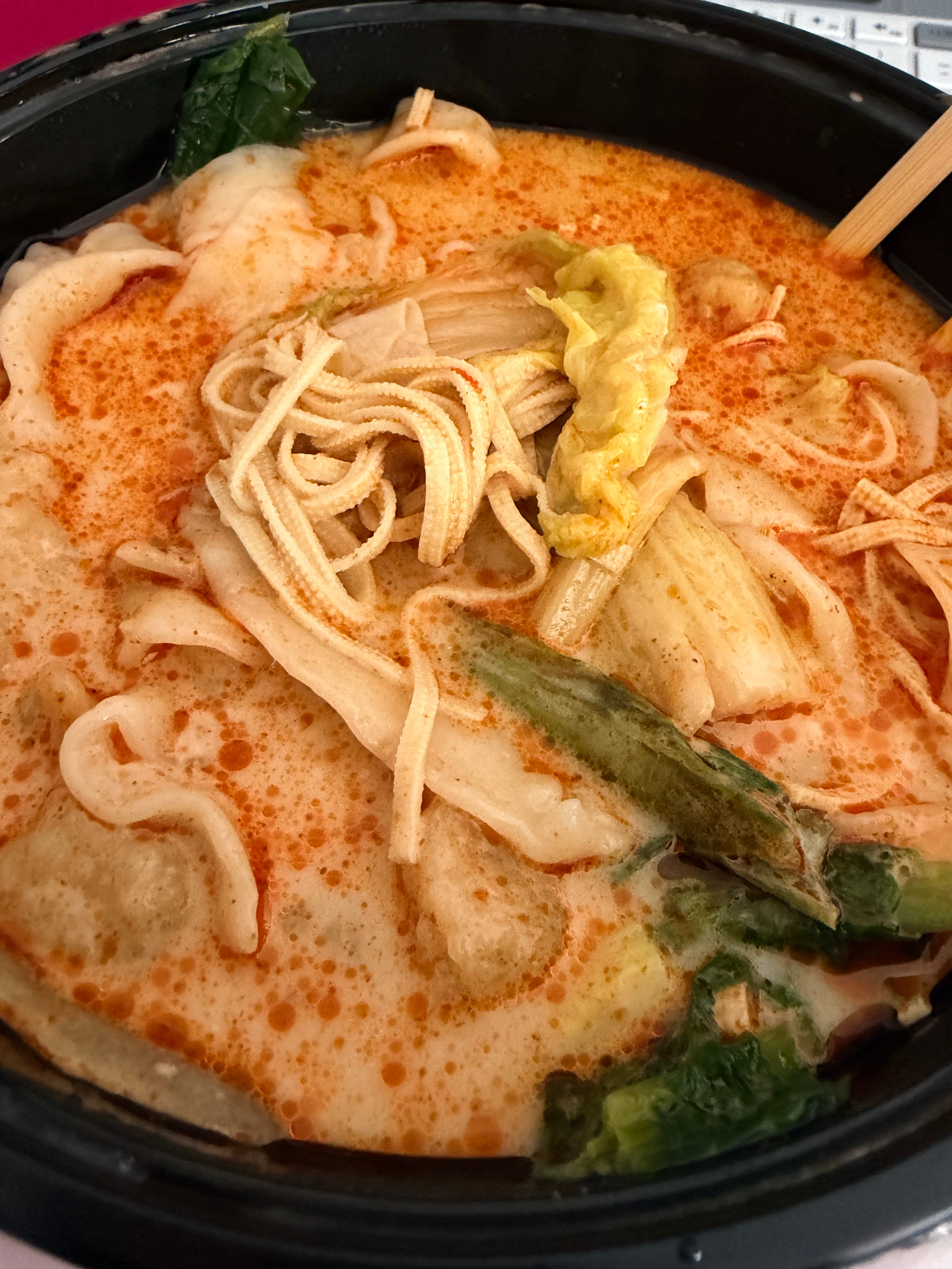 小梦现在吃饭的时候都会看个电视剧，但电视剧没更完，然后小梦找了两个，错开看但是！