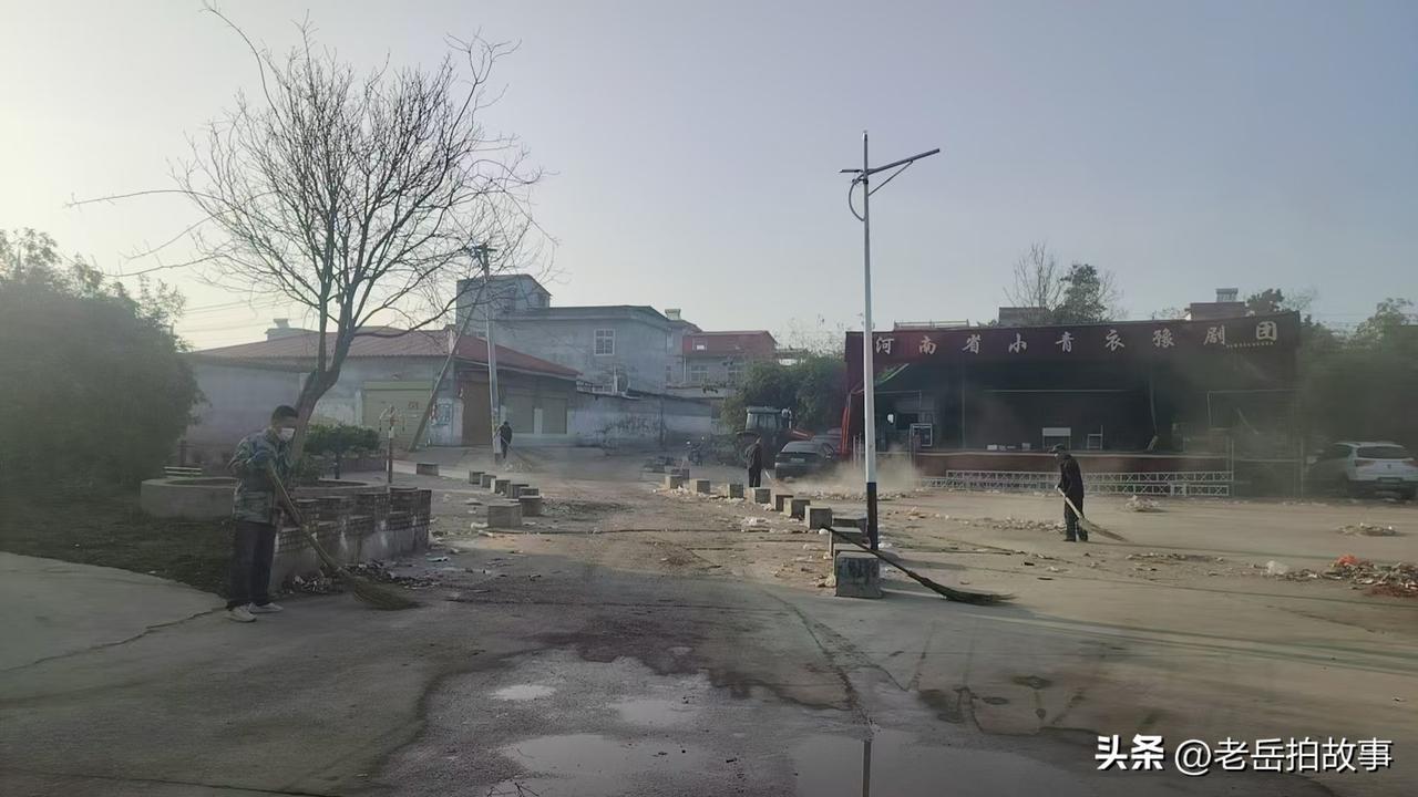 村上的三天庙会大戏结束了，今天一大早村上的管事儿的便组织人员对庙会现场的路面进行