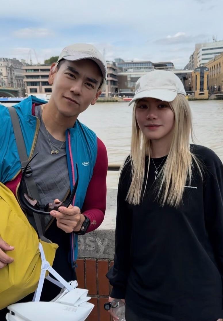 彭于晏现身英国伦敦街头骑行，他身穿红色骑行服，黑色紧身骑行短裤，在红色紧身骑行服