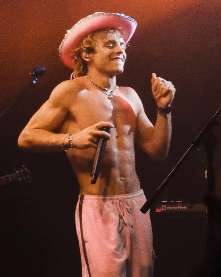 迪士尼出身的可爱小鲜肉“肉丝0” Ross Lynch（罗斯·林奇）是一名童星出