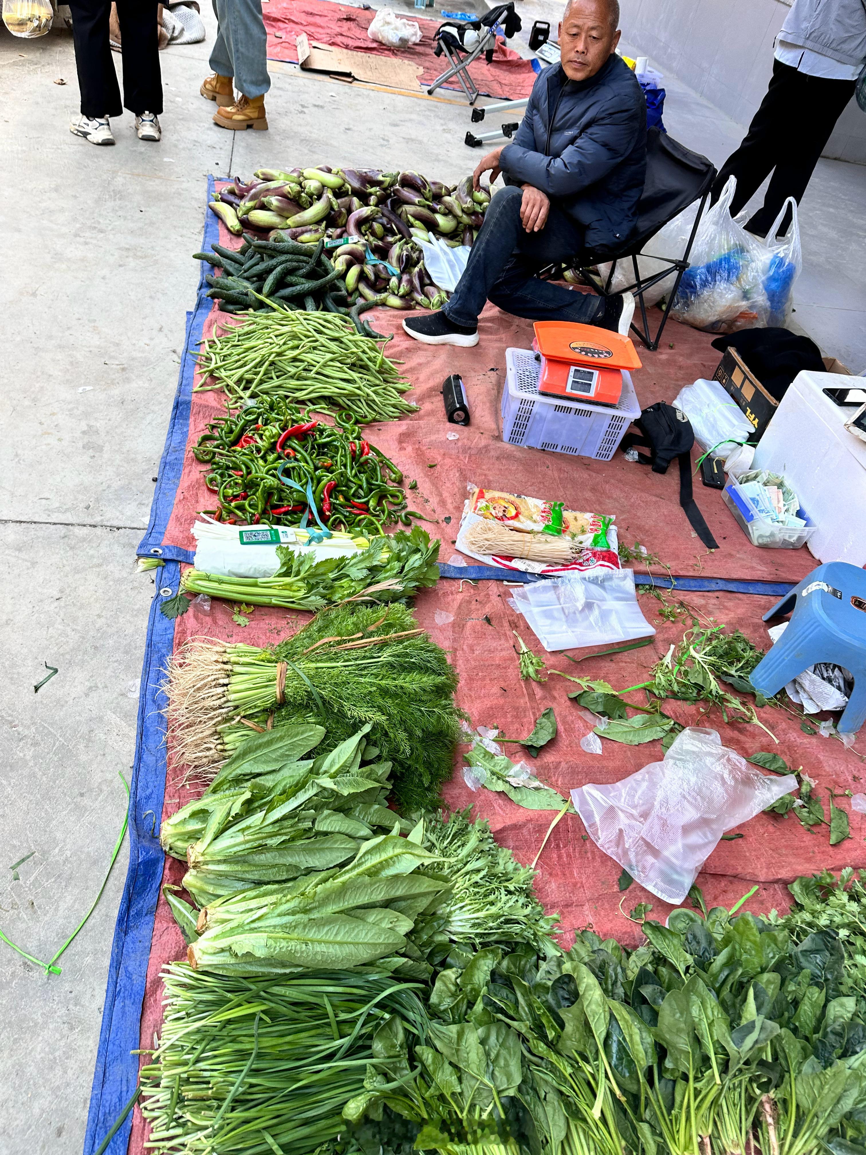 一张图证明我来过这里早上抽空逛逛菜市场，榴莲还挺便宜 西双版纳