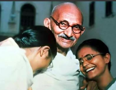 印度圣雄甘地为了锻炼自己禁欲的忍耐力，想出了一个荒诞的办法，结果每一次都失败。就