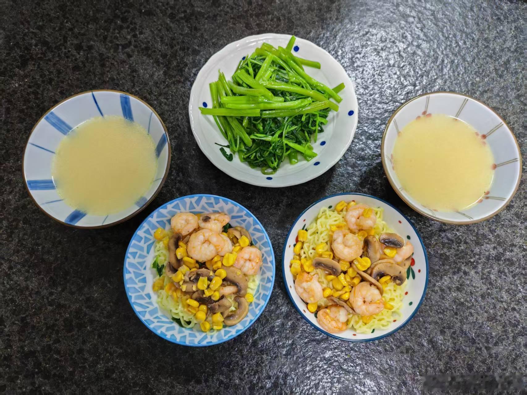 江哥用筷子夹锅里焯水的青菜，最后几根夹来夹去也夹不中。我嘲笑江哥说：“你不是工具