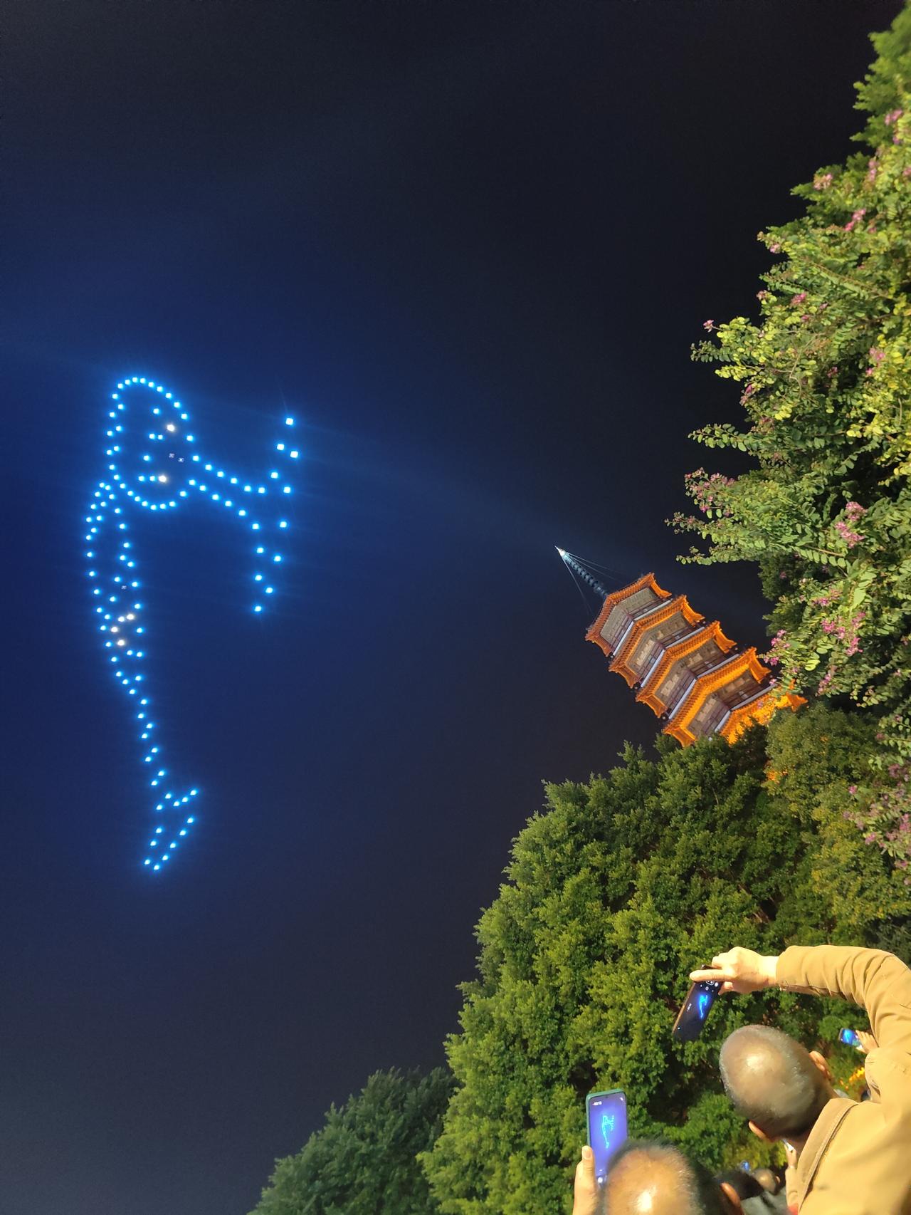 谁懂啊！抬头看见夜空中的无人机表演，直接被惊艳到失语！
 
几百架小飞机齐刷刷升