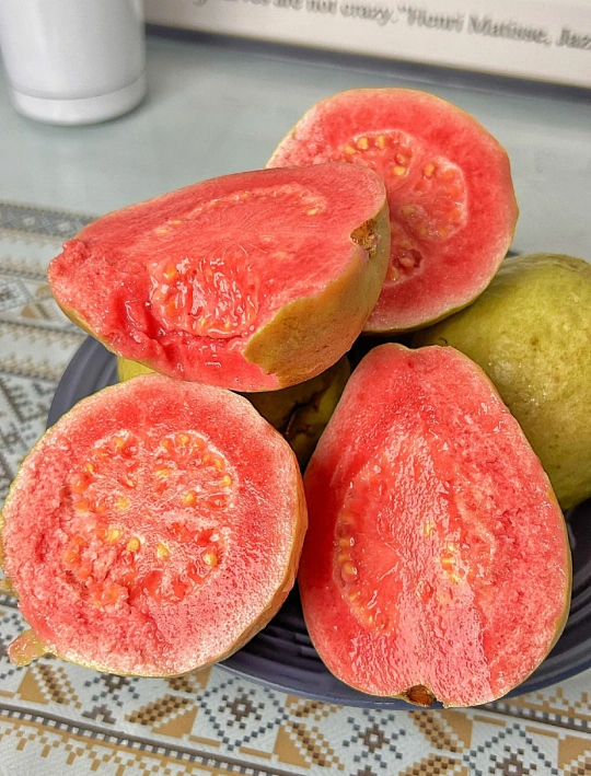 芭乐的籽居然可以一整块掰下来白心奶油芭乐成熟变软后，果芯籽会抱团成型，沿着外圈吃