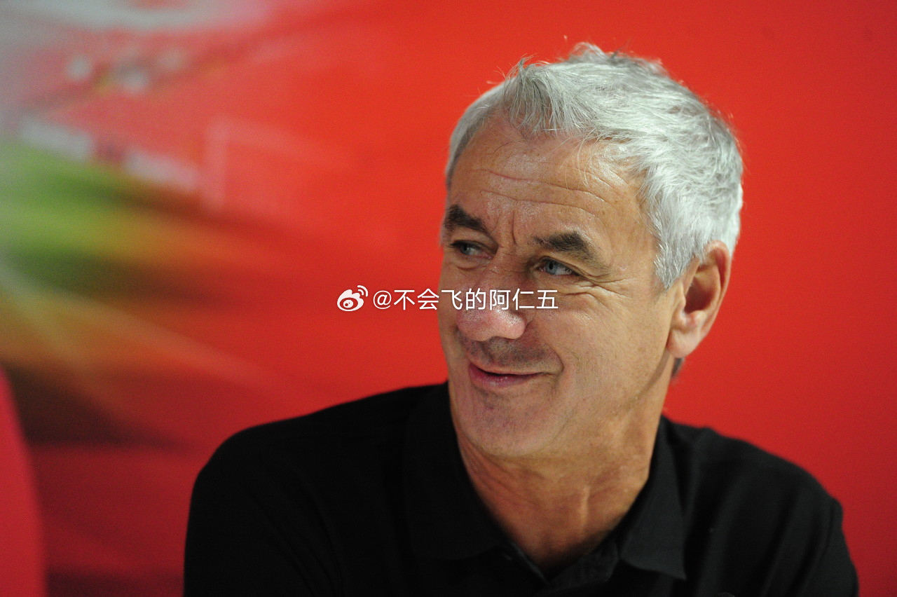 利物浦官方：伊恩-拉什等4人为利物浦vs切尔西传奇赛教练组成员利物浦官方消息，伊