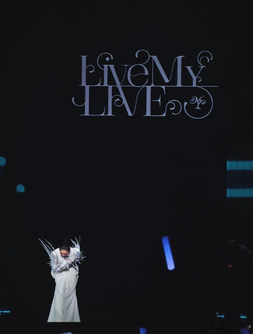 杨千嬅演唱会 成都两场全粤语，现场氛围好到不行。红磡原班人马，一开口就是回忆。周